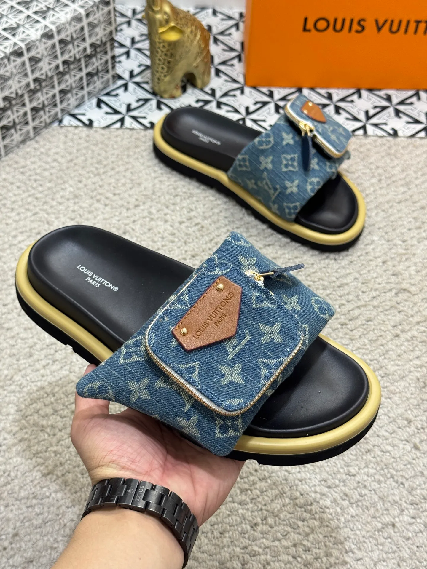 Men's shoes 💰400 [New style] 🦇🦇Top original order [Louis Vuitton] Couple style 👫Spring and summer style🎯🎯As an active family in the fashion industry ⭐ Lv is characterized by bold innovation ⚡Fabric down cloth🔥 Combined outsole, clean and tidy ⚡Fashionable and generous🌹Multiple colors available..Size: 36-44 (45 customized